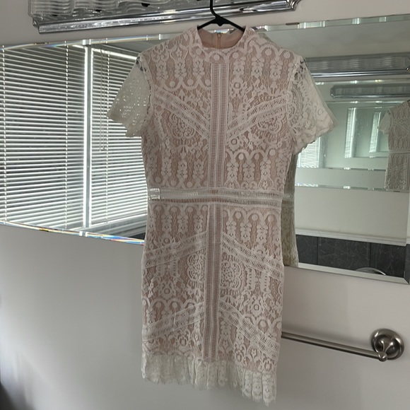 Lace short sleeved dress - Picture 3 of 16